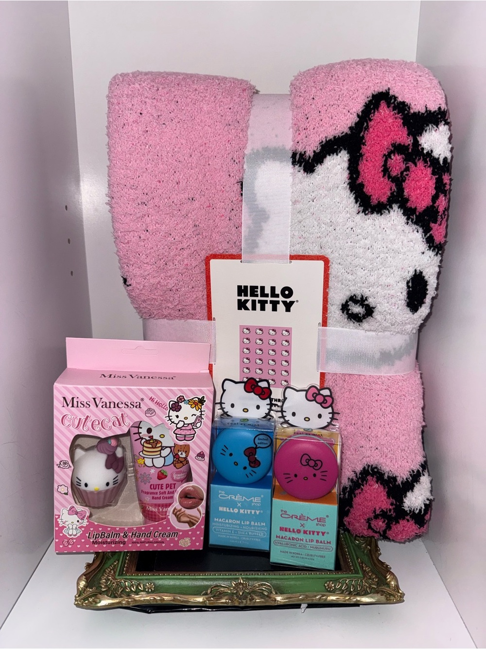 Hello Kitty Cozy Blanket and Beauty Bundle